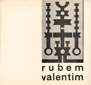 31 objetos emblemáticos e relevos emblemas de Rubem Valentim